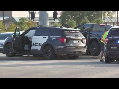Houston police officer taken to hospital after wreck in southeast Houston