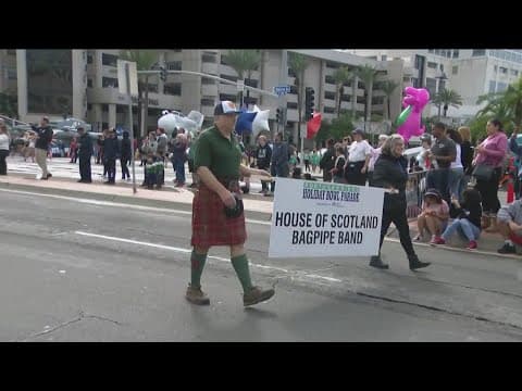 Holiday Bowl Parade 2022 | The crowd is excited!