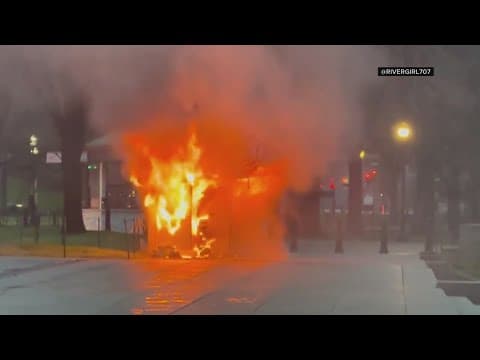 Kiosk fire near Lincoln Memorial sends man to hospital
