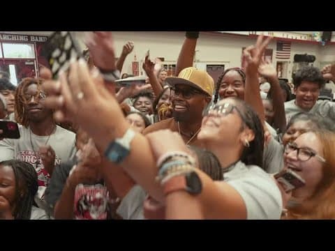 Cedar Hill Band surprised by singer Cupid with an impromptu jam session