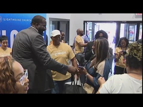 Kendrick Perkins gives away around 300 Thanksgiving meals to Houston families in need