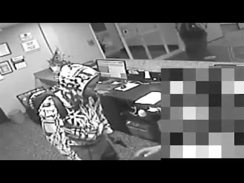Raw video: Man robs Houston hotel at gunpoint