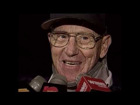1995 clip: Lou Holtz sings Ohio State fight song