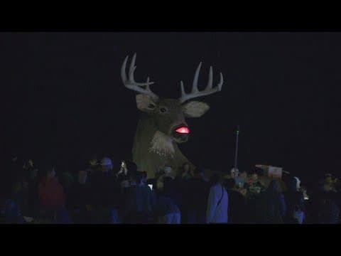 Locals line up on the levee to light way for Papa Noel