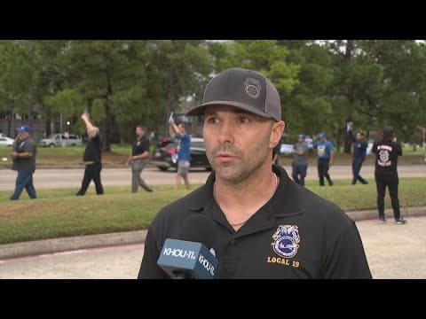 United Airlines technicians hold picket line pushing for better wages, standards