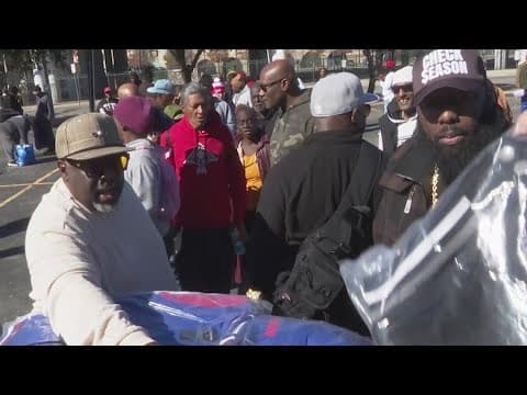 Trae Tha Truth, Cedric The Entertainer hand out blankets to Houston's homeless