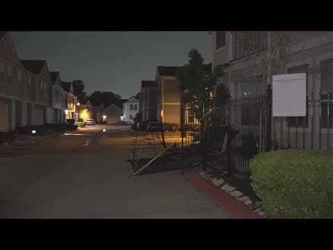 Suspect crashes stolen car into apartment gate, gets out and stabs man several times: Houston police