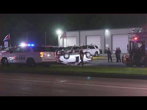 5 hurt after car flips onto its roof at end of chase in southeast Houston, police say