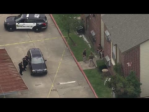 Houston crime: HPD officer fires at armed murder suspect but misses, police say