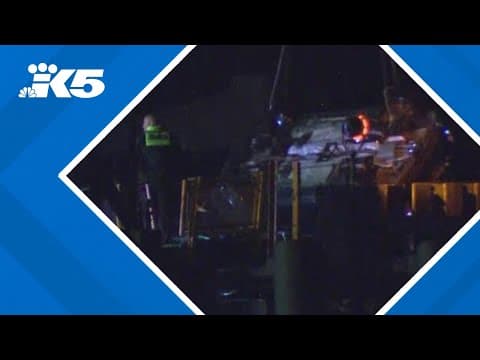 2 people dead, 3 injured after car drives off Edmonds ferry dock trying to elude deputies