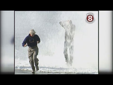 Huge waves batter San Diego coastal areas 1995