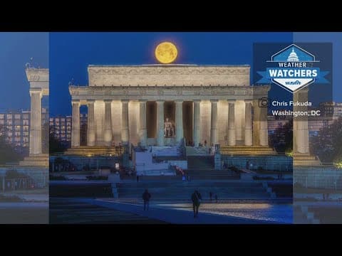 Beautiful shot of the moon over the Lincoln Memorial