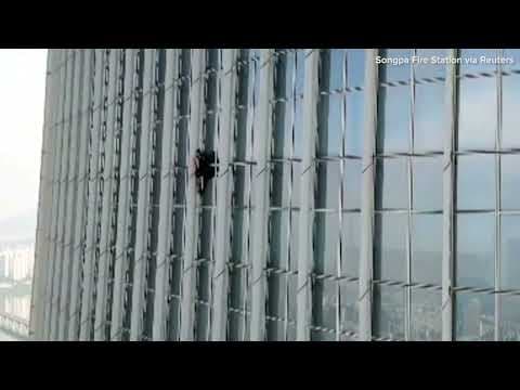 Man attempts to climb world's sixth tallest building with no ropes