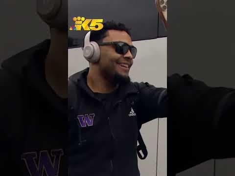 Husky fans gather to send off UW's football team to national championship