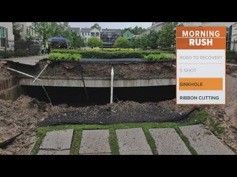 A sinkhole forces people to leave their homes in Texas