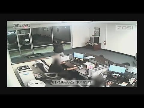 Video shows North Texas armed robbery suspects hold employees at gunpoint, shoot at officers