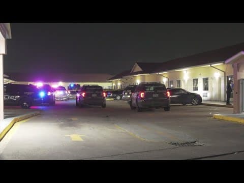 Gunman in clown mask shoots, kills man in car outside motel along Gulf Freeway, police say