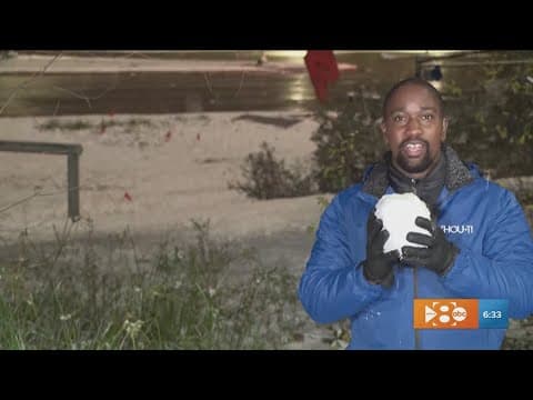 Snow falls heavily in parts of southeast Texas