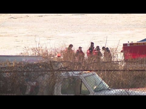 Recovery efforts continue after plane, Army helicopter crash over Potomac River in Washington D.C.
