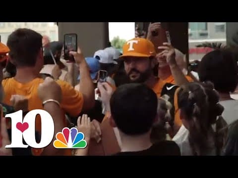 Fans send off Tennessee baseball team as they leave hotel for College World Series finals