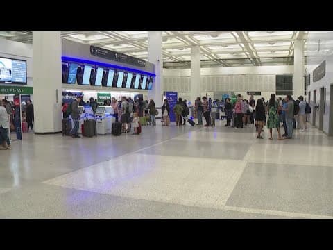 Houston airports see their largest winter holiday travel crowd since 2019