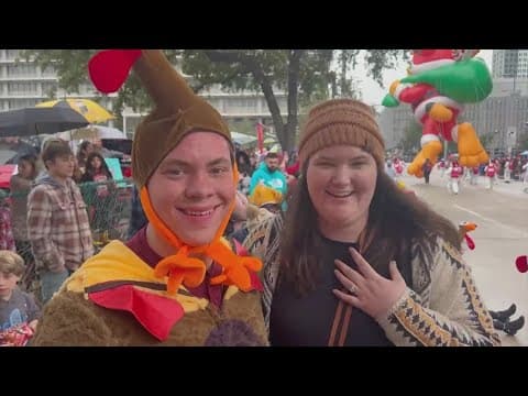 Couple gets engaged in the middle of Houston's H-E-B Thanksgiving Day Parade