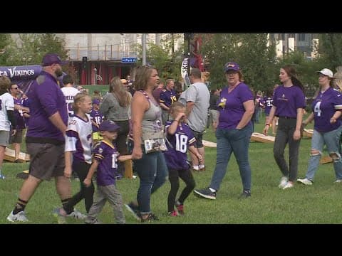 Thousands flood into downtown Minneapolis for Vikings, Twins games Saturday