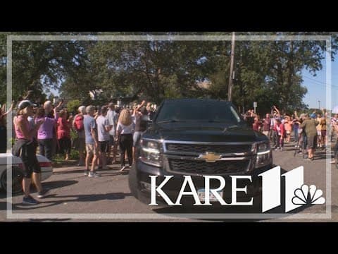 Crowd cheers Walz as he leaves Governor's residence for introduction rally