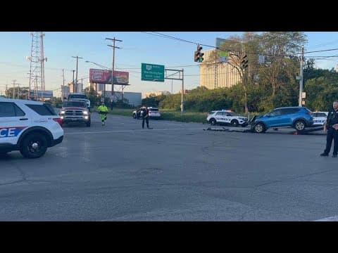 Columbus police officer among 2 injured in crash on northwest side