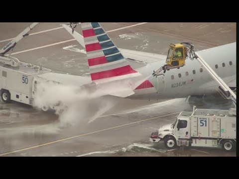 Crews deicing planes at DFW, Love Field airports to avoid delays, cancellations in winter weather