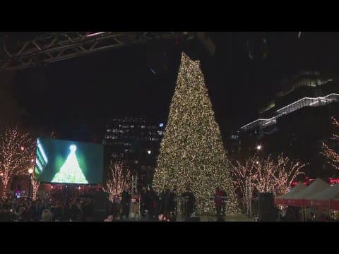 Restaurant and shopping district in downtown DC hosted its annual tree lighting Saturday night