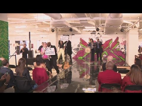 Protesters storm stage and call for a ceasefire during DC Mayor's speech