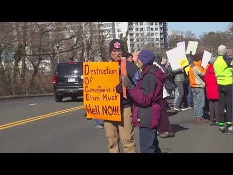 Federal employees rally against budget cuts