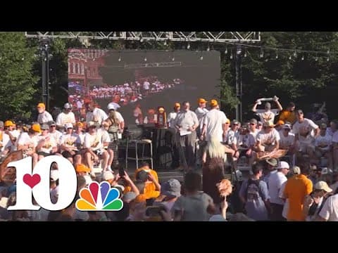 Vols arrive in Market Square during celebration of their College World Series win