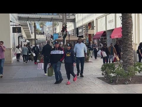 Last-minute shoppers in San Diego hit the shops with hours to spare before Christmas