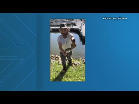 Man catches a Lamprey with his bare hands in the Potomac River