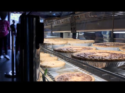 Grapevine pie shop sees massive rush, long lines before Thanksgiving