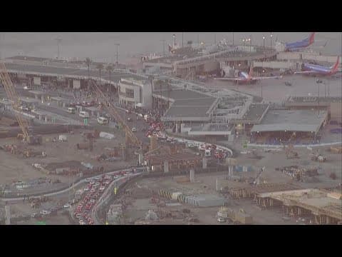 Thanksgiving travelers wait in Terminal 1 Gridlock on busiest travel day of Thanksgiving week