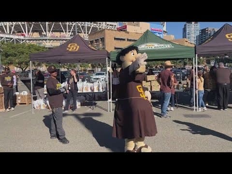 Padres pass out Thanksgiving meals to military families in need