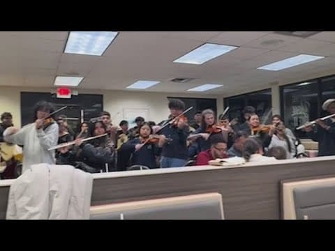 Viral mariachi performance inside Whataburger