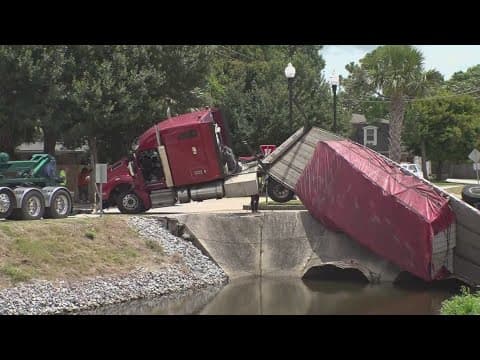 18-wheeler crashes into canal in Metairie