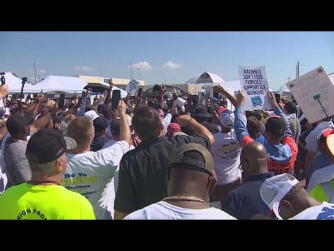 Union for 45,000 US dockworkers agrees to suspend strike, AP source says