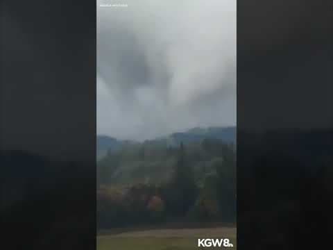 Tornado briefly touches down near La Center, Wash.