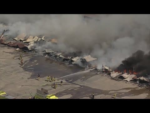 Firefighter injured as crews battle building fire at flea market in N. Houston, fire marshal says