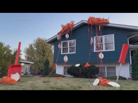 Man uses pumpkin guts as Halloween décor