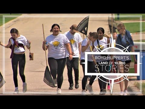 Entire school skips class: Students spend day helping people in the community