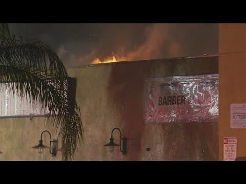 Firefighters battling 2 alarm fire in Oak Park