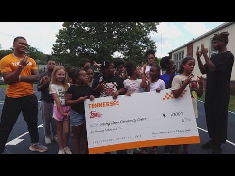 UT football freshmen Travis Smith Jr. and Jaedon Harmon donate NIL money