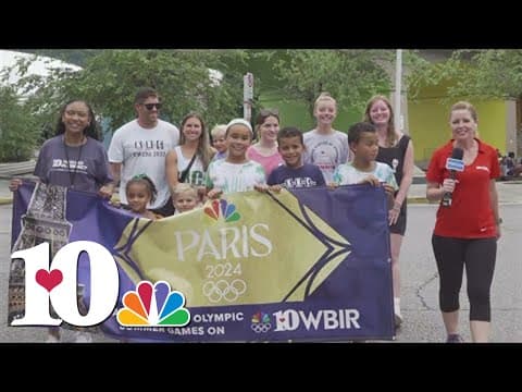 Knoxville Racquet Club swimming athletes go over their favorite swim technique