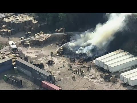 Dallas firefighters respond to 2-alarm blaze at pallet company